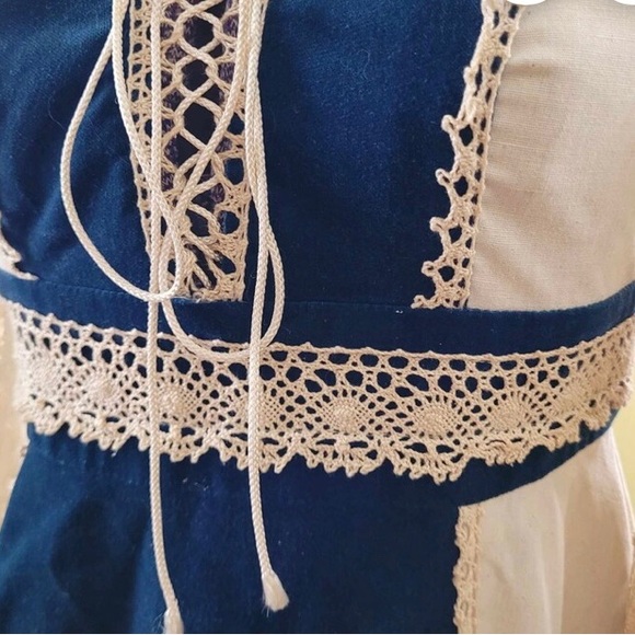 Vintage 1970s Gunne Sax
Renaissance Teal Velvet crochet lace Ivory. US4 - Picture 6 of 10